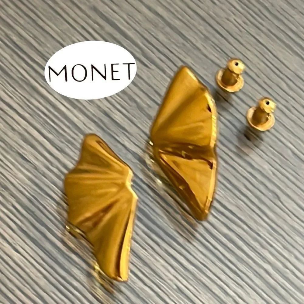 Vintage Monet Gold-tone Ruffled Fan Shaped Post Earrings